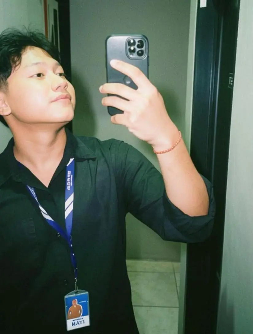 Adrian Pramudya mengenakan seragam kerja barista