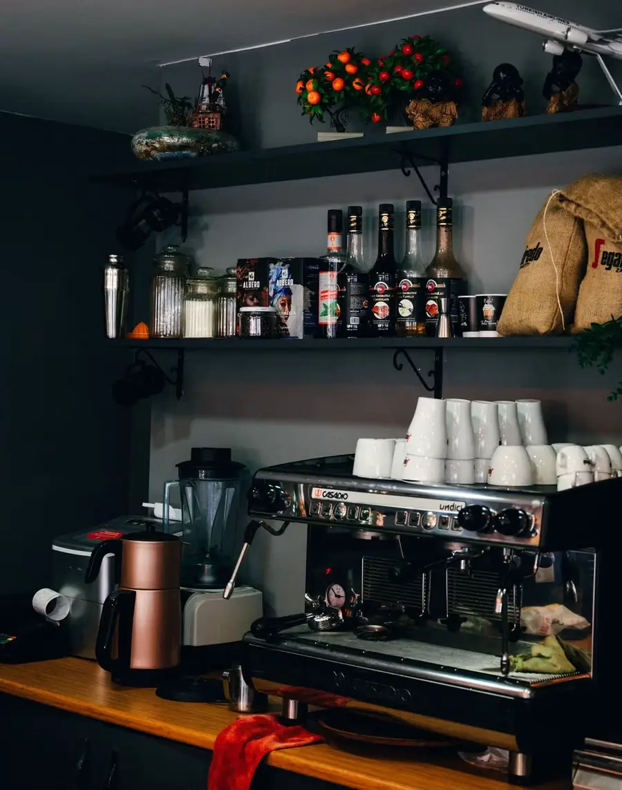 Area bar dengan mesin espresso dan perlengkapan kopi